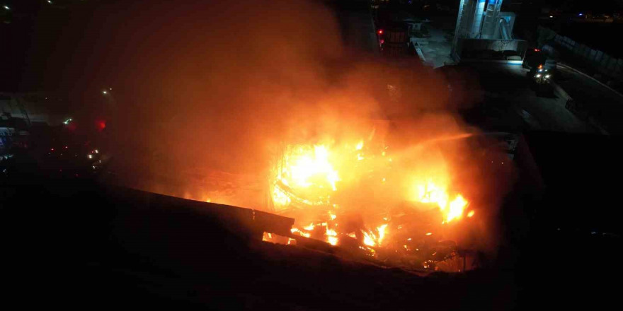Kahramanmaraş’taki fabrika yangını dron ile görüntülendi