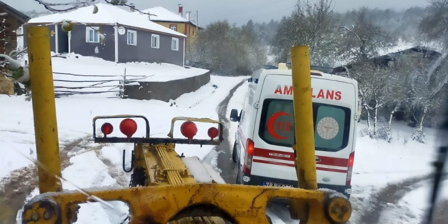 Karabük’te hasta almaya giden ambulans kapanan yolda mahsur kaldı