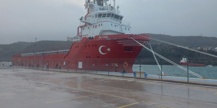 Karadeniz’de petrol araması yapan 2 gemi de Amasra Limanı’na sığındı