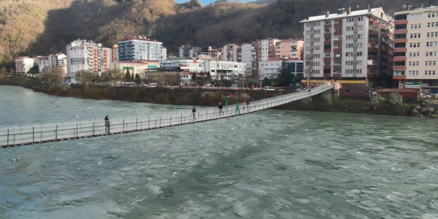 Karadeniz’in en uzun 2 asma köprüsü Çoruh nehri üzerinde bulunuyor