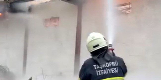 Kastamonu’da 2 katlı ahşap ev alev alev yandı