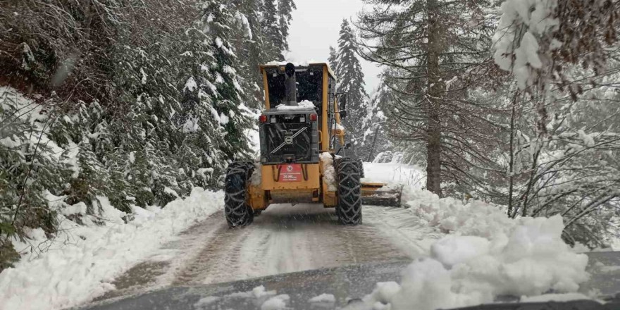 Kastamonu’da kar sebebiyle kapanan 45 köy yolunda çalışmalar sürüyor