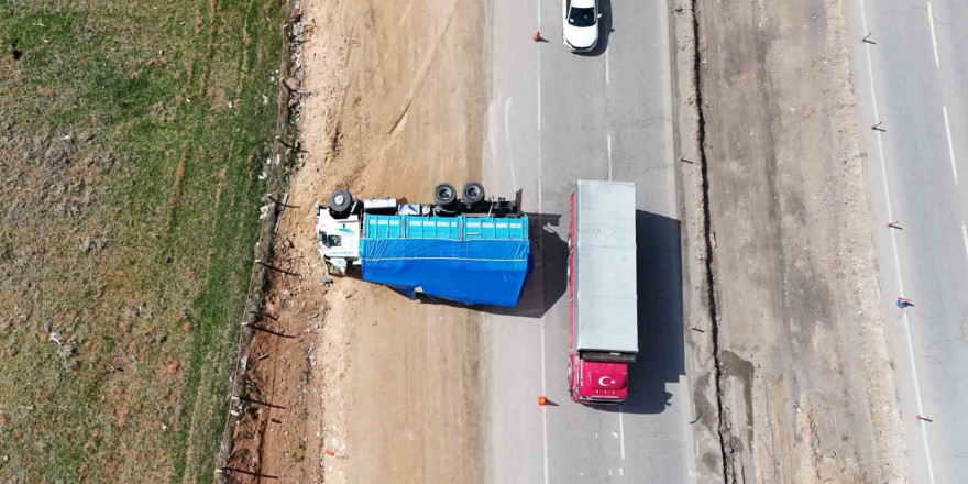 Kırıkkale’de kamyon devrildi
