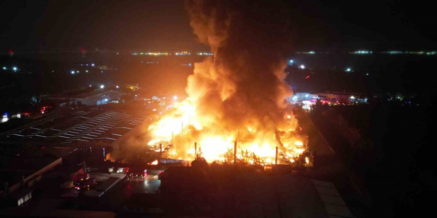 Kocaeli’de fabrikada çıkan yangın böyle görüntülendi