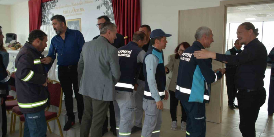 Lapseki Belediye Başkanı Atilla Öztürk, personelle bayramlaştı