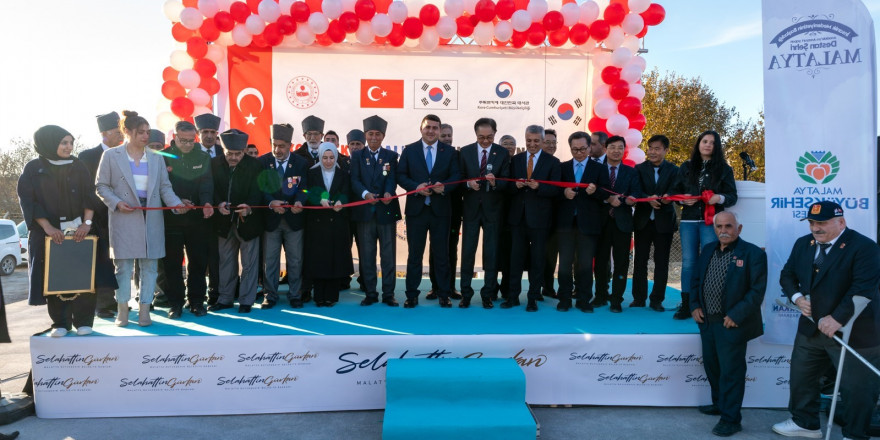 Malatya’da 210 konteynerden oluşan Korepck Mahallesi törenle açıldı