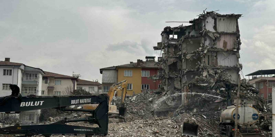 Malatya’da ağır hasarlı binaların yıkımları sürüyor