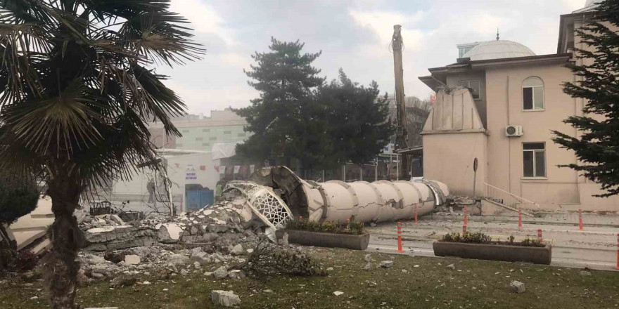 Malatya’da ağır hasarlı yapılar yıkılıyor