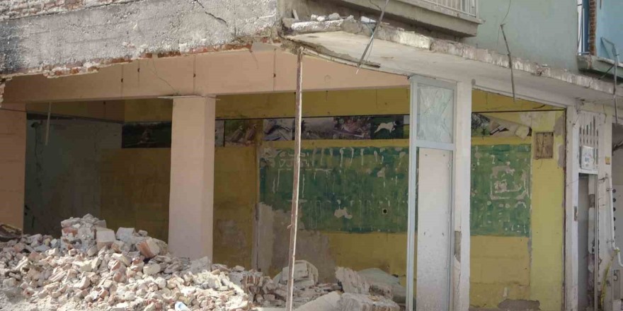 Malatya’da depremde ağır hasar gören bina tehlike saçıyor