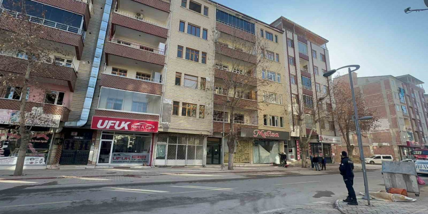 Malatya’da hasarlı iki binanın kolonlarındaki açılmalar korkuttu