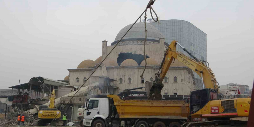Malatya’nın sembol yapılarından Söğütlü Camii’nde yıkım başladı