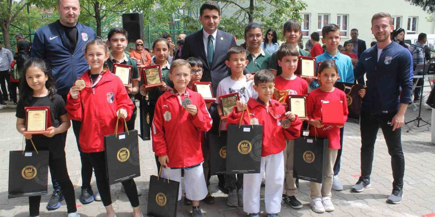 Manyas Belediye Karate Takımı, 3 kupa ile döndü