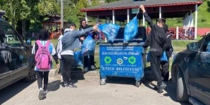 Minik öğrenciler çöp toplayıp sokak hayvanlarını besledi