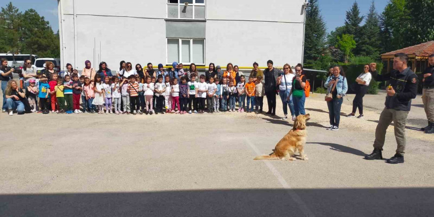Mithat Paşa İlkokulu’nun ana sınıfı öğrencileri velileri ve idari personeli Eskişehir Emniyet Müdürlüğü’nü ziyaret etti