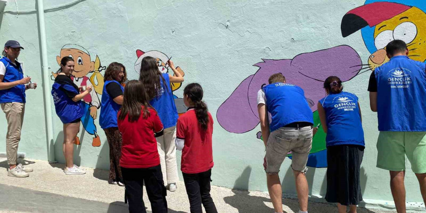 Muğla’da gönüllü gençler okul duvarlarına masal kahramanlarını resmediyor