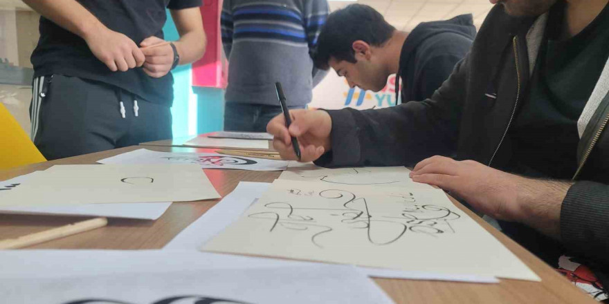 Muğla’da yurtlarda öğrenciler kaligrafi ve hat sanatı öğreniyor