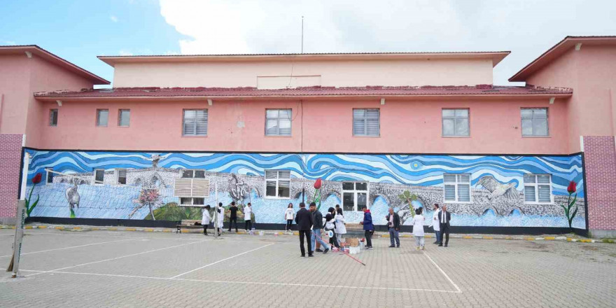 Muşlu öğrenciler okullarının duvarlarını sanat eserine dönüştürdüler