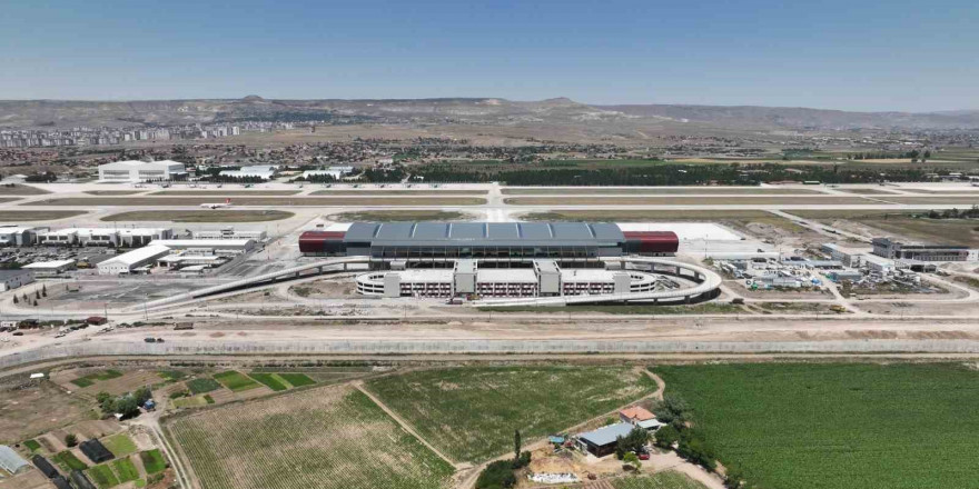 Nisan’da Kayseri Havalimanı’nda 215 bin 236 yolcuya hizmet verildi