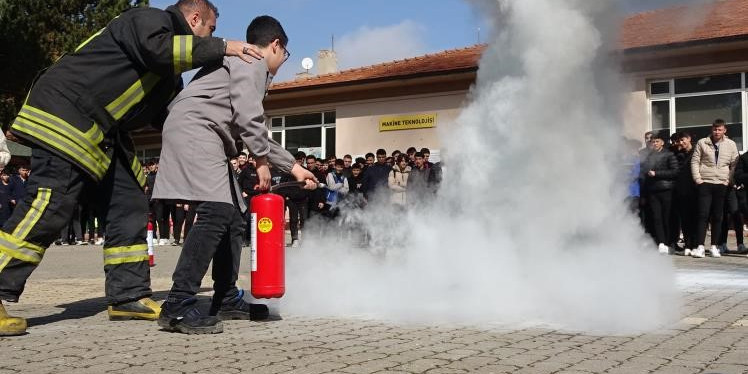 Öğrenciler tatbikat ile yangın söndürmeyi öğrendi