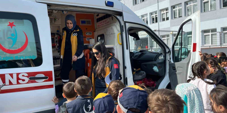 Öğrencilere ambulans tanıtıldı