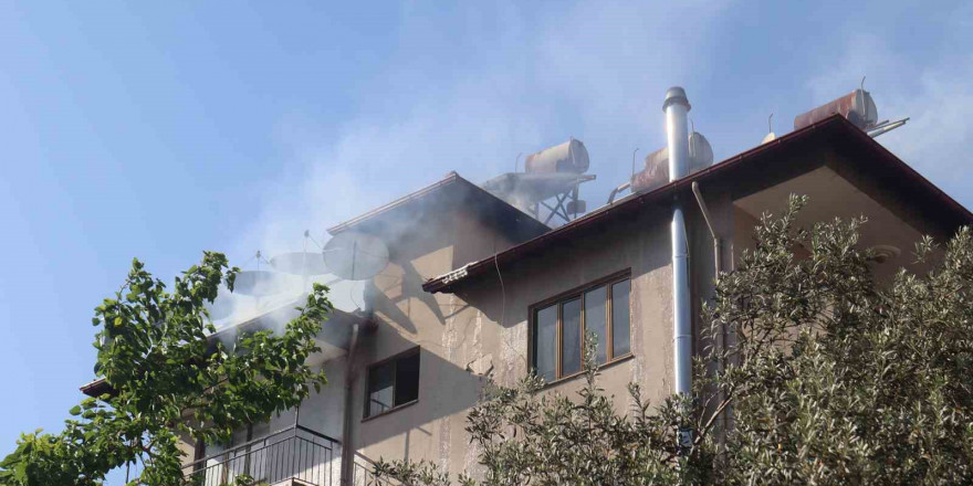 Ortaca’da 5 katlı binanın çatı katında yangın çıktı