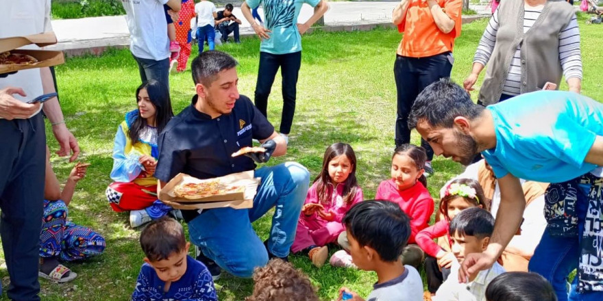 Parkta eğlenen çocuklara pizza sürprizi