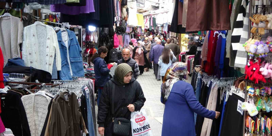 Ramazan Bayramı öncesinde çarşı pazarda alışveriş  yoğunluğu