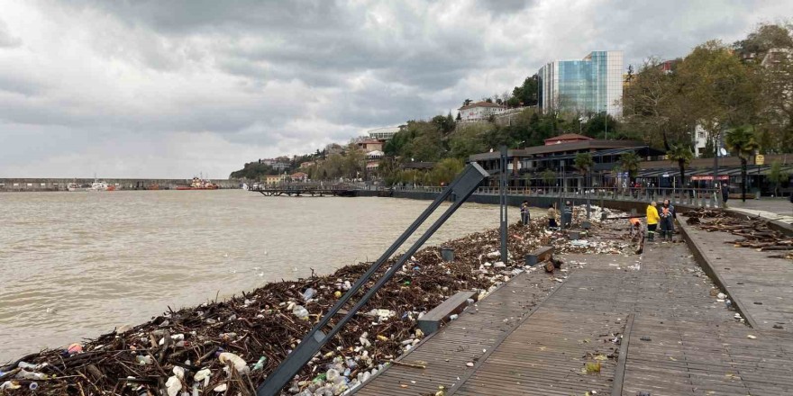 Sağanak sonrası Zonguldak sahilinde kirlilik oluştu