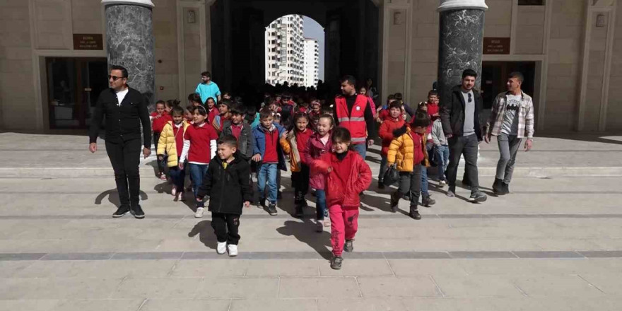 Şahinbey Belediyesi Sarıkayalı çocuklara unutamayacakları bir gün yaşattı