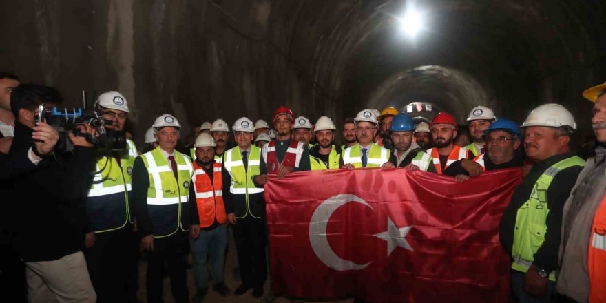 Şahinbey’de 100. Yıl Tünellerinde ilk ışık bakanlarla birlikte görüldü