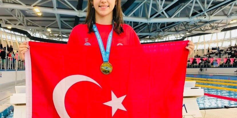 Şampiyon yüzücü, Edirne’ye altın madalyayla döndü