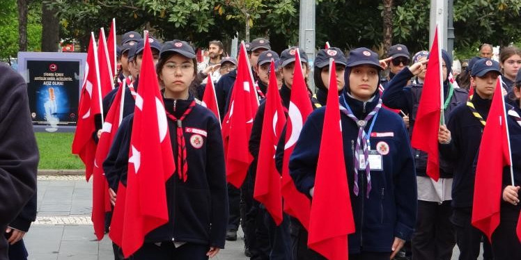 Samsun’da 19 Mayıs kutlamaları Atatürk Anıtı’ndaki törenle başladı