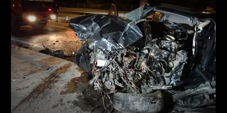 Sancaktepe’de makas atan araç refüje çarparak durabildi: 1 ağır yaralı