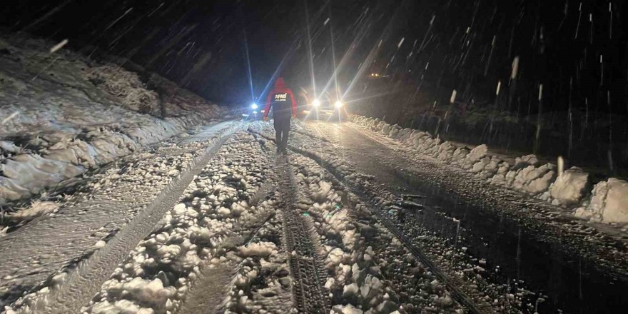Şırnak’ta kar yağışı etkili oldu, araçlar mahsur kaldı