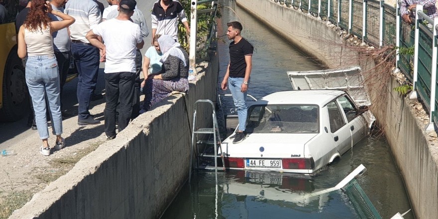 Sulama kanalına uçan araçtaki 2 kişiyi vatandaşlar kurtardı