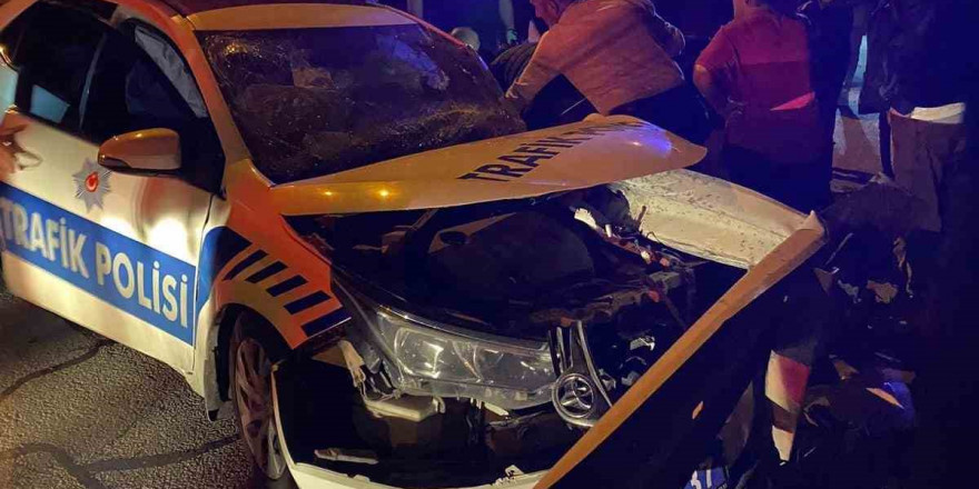 Şüpheli aracı takip eden polis aracı kaza yaptı: 2 polis yaralı