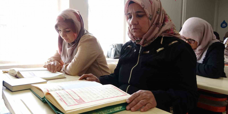 Tatvanlı ev kadınları Kur’an-ı Kerim’i öğreniyor