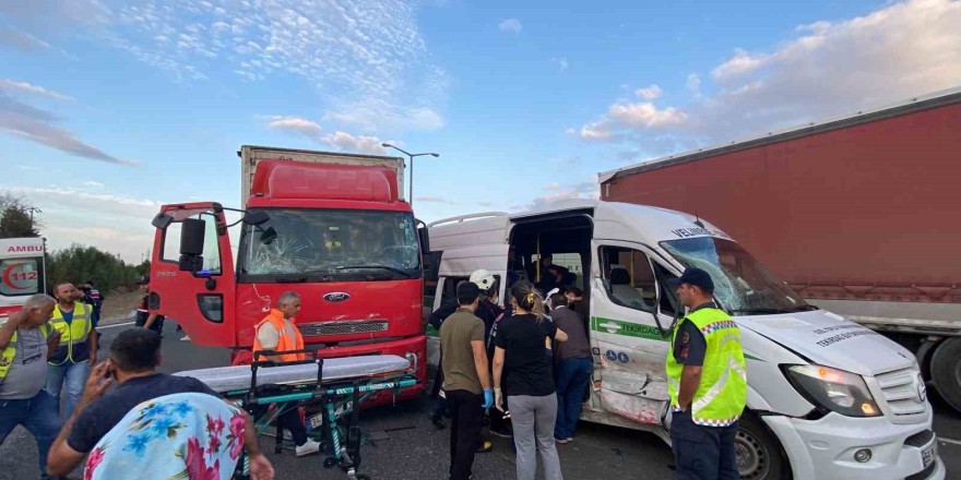 Tekirdağ’da yolcu minibüsü ile kamyon çarpıştı: 6 yaralı