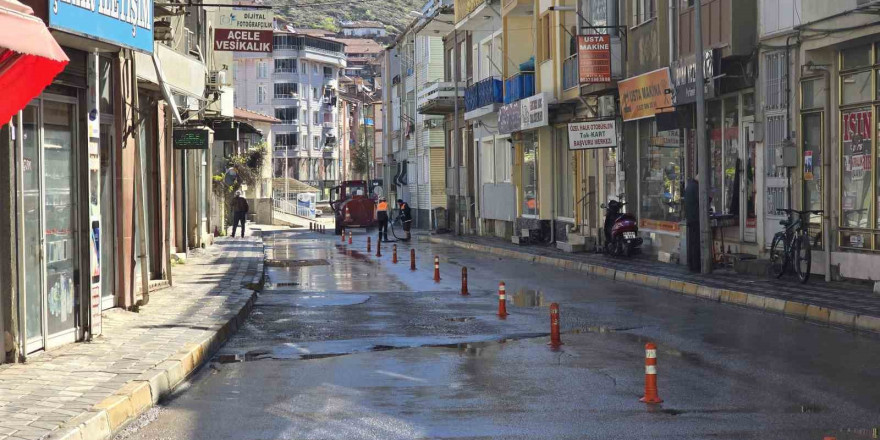 Tokat’ta bayram öncesi cadde ve sokaklar tek tek temizleniyor