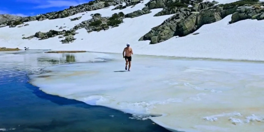 Uludağ’da buz tutan gölde yüzdüler