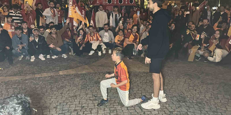 Uşak’ta Galatasaray taraftarları şampiyonluğu kutladı