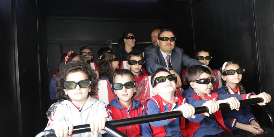 Vali Musa Işın, çocukların 10D sinema keyfine ortak oldu