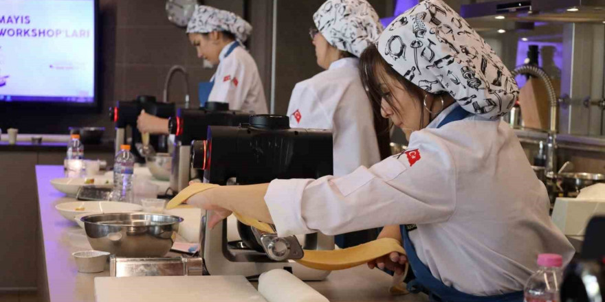 Yarışmada dereceye giren genç aşçı adayları İstanbul’da akademik eğitim aldı
