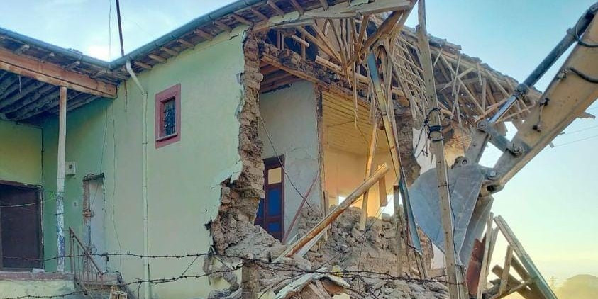 Yazıhan’daki ağır hasarlı evler yıkılıyor