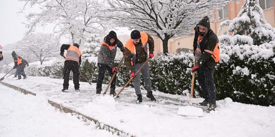 Yeşilyurt Belediyesi ekipleri, kar yağışına hızla müdahale ediyor