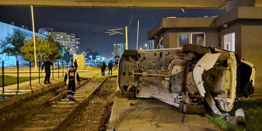 Yolcu treni ile hemzemin geçitte çarpışan otomobil devrildi: 1 yaralı