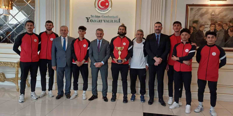 Yozgat Valisi Özkan, bölge birinciliğine ulaşan sporcuları tebrik etti