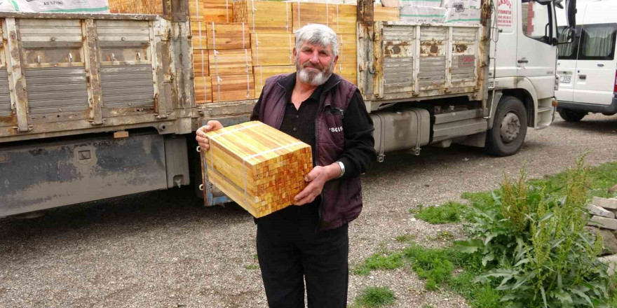 Yozgat’ta arıcılara 40 bin arı çıtası dağıtıldı