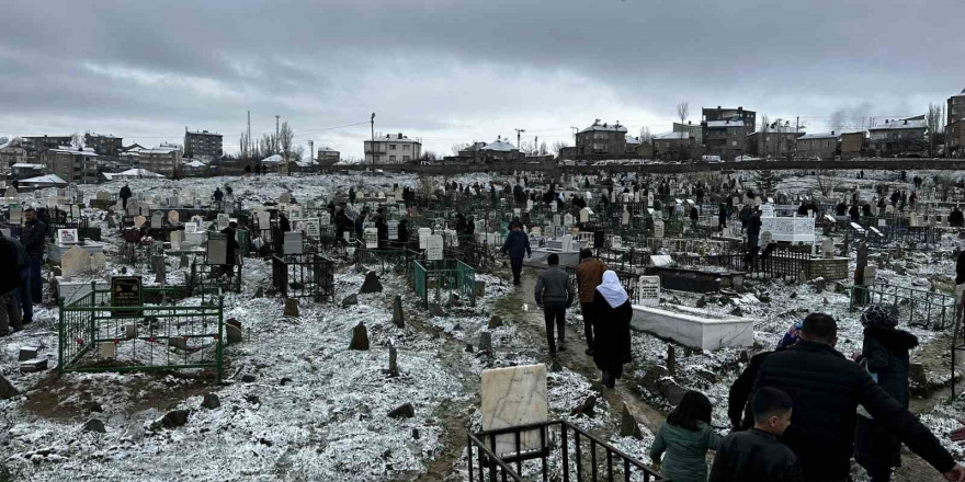 Yüksekova’da vatandaşlar mezarlıklara akın etti