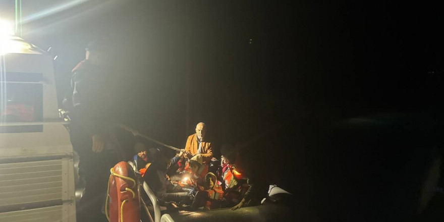 Yunan unsurları Ayvacık açıklarında 3’ü çocuk, 14 kaçak göçmeni ölüme terk etti